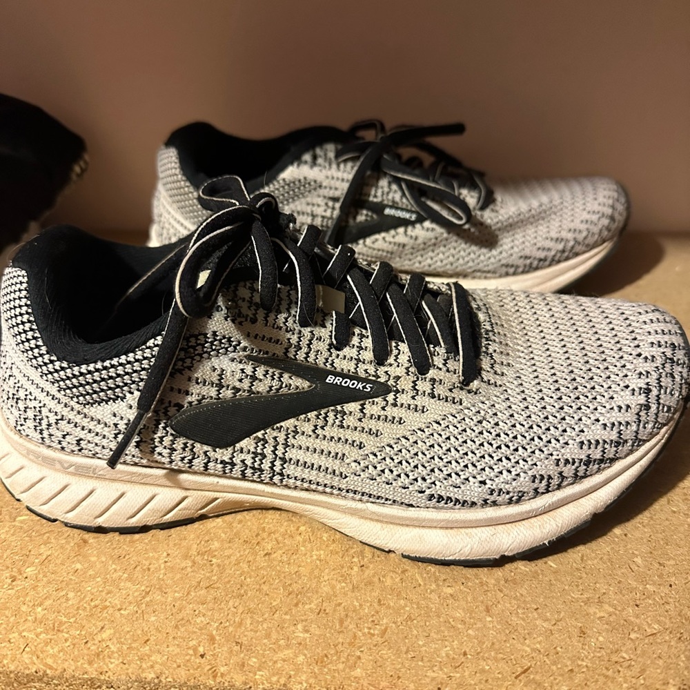 Brooks Revel size 6.5, good condition. Could use a cleaning